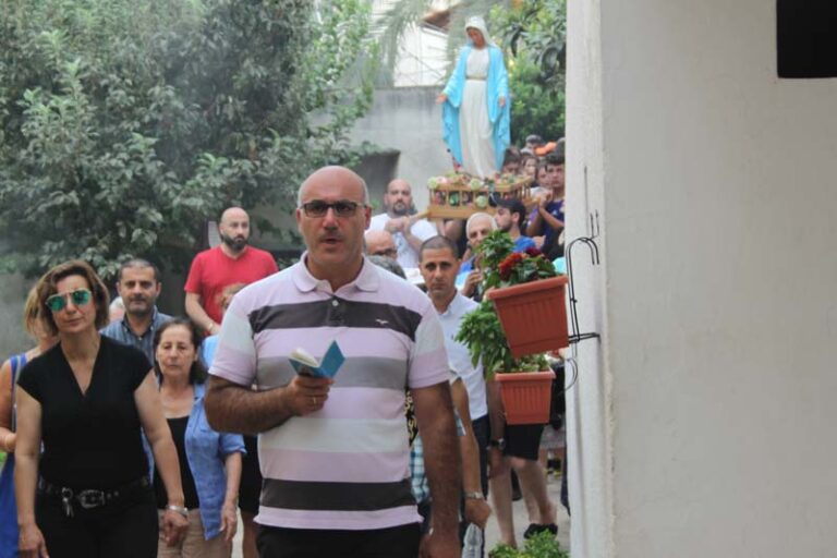 مسيرة صلاة في الشارع المُزيَّن من قِبل حركة شباب زغرتا